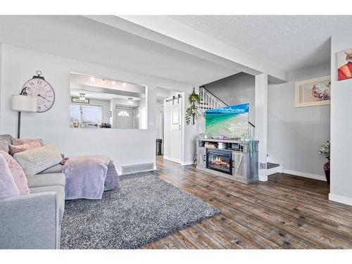 125 Baile Close, Red Deer, AB - Indoor Photo Showing Living Room