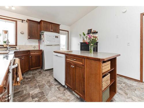 66 Mckinlay Crescent, Lacombe, AB - Indoor Photo Showing Kitchen