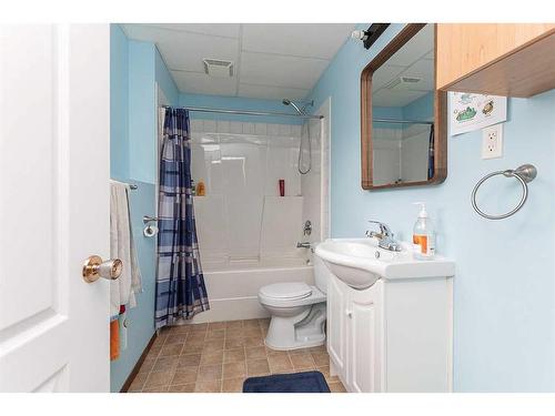 66 Mckinlay Crescent, Lacombe, AB - Indoor Photo Showing Bathroom