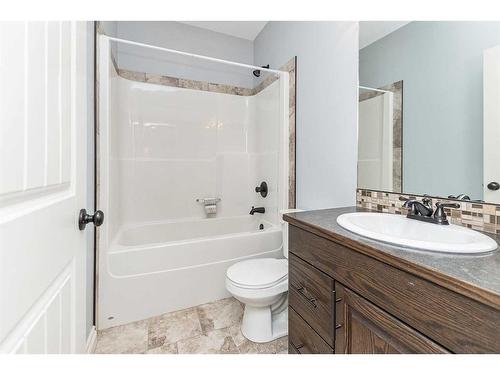 94 Cedar Square, Blackfalds, AB - Indoor Photo Showing Bathroom