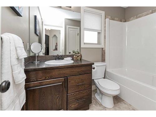 94 Cedar Square, Blackfalds, AB - Indoor Photo Showing Bathroom