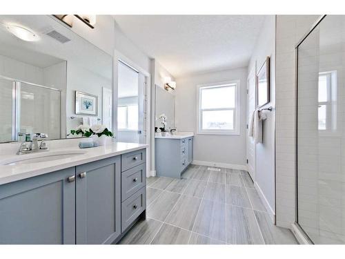43 Versant View Sw, Calgary, AB - Indoor Photo Showing Bathroom