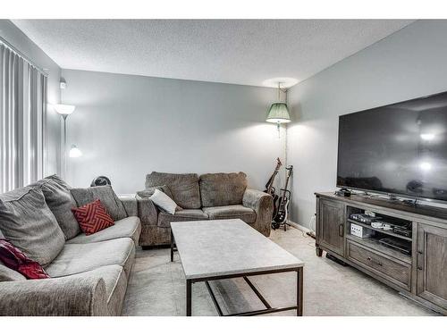 4116 53 Avenue, Innisfail, AB - Indoor Photo Showing Living Room