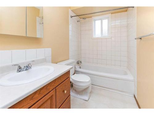 5221 41 Street, Innisfail, AB - Indoor Photo Showing Bathroom