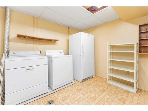 5221 41 Street, Innisfail, AB - Indoor Photo Showing Laundry Room