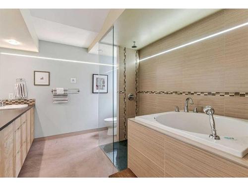 33 Rockhaven Green Nw, Calgary, AB - Indoor Photo Showing Bathroom
