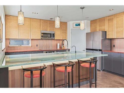 33 Rockhaven Green Nw, Calgary, AB - Indoor Photo Showing Kitchen With Upgraded Kitchen