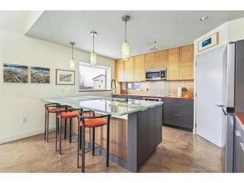 33 Rockhaven Green Nw, Calgary, AB - Indoor Photo Showing Kitchen With Upgraded Kitchen