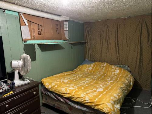 5013 44 Avenue, Ponoka, AB - Indoor Photo Showing Bedroom