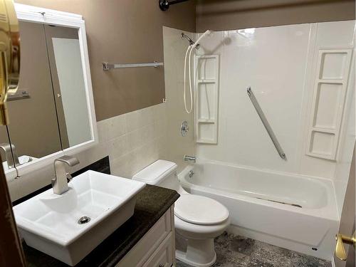 5624 48 Avenue, Lacombe, AB - Indoor Photo Showing Bathroom
