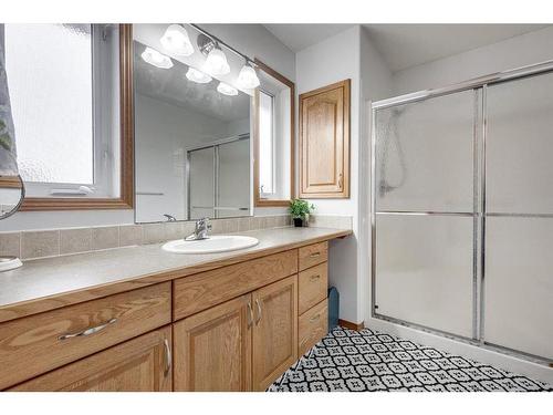 16 Elizabeth Park Boulevard, Lacombe, AB - Indoor Photo Showing Bathroom