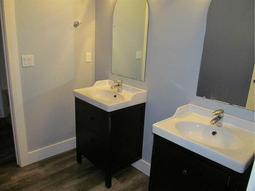 4725 59 Street, Lacombe, AB - Indoor Photo Showing Bathroom