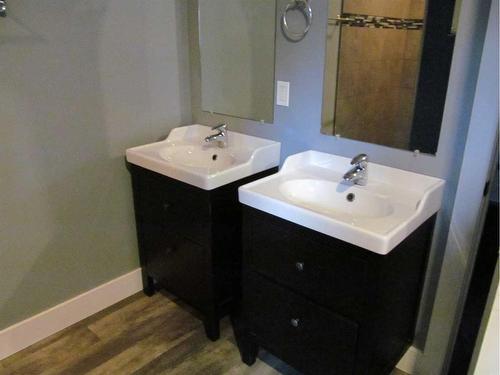 4725 59 Street, Lacombe, AB - Indoor Photo Showing Bathroom