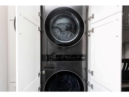 113 Downing Close, Red Deer, AB - Indoor Photo Showing Laundry Room
