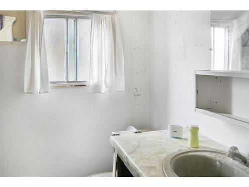4920 48 Street, Lougheed, AB - Indoor Photo Showing Bathroom