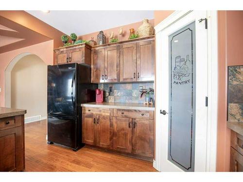 4006 45 Avenue, Sylvan Lake, AB - Indoor Photo Showing Kitchen