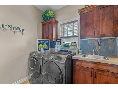 4006 45 Avenue, Sylvan Lake, AB - Indoor Photo Showing Laundry Room