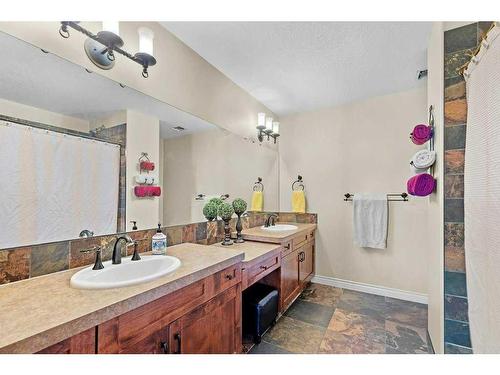 4006 45 Avenue, Sylvan Lake, AB - Indoor Photo Showing Bathroom