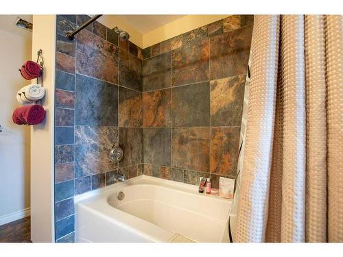 4006 45 Avenue, Sylvan Lake, AB - Indoor Photo Showing Bathroom