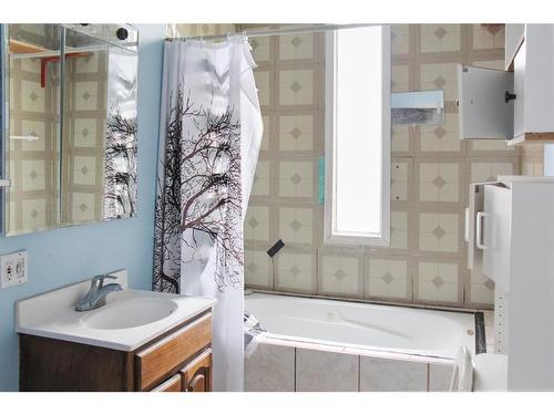 4916 48 Street, Lougheed, AB - Indoor Photo Showing Bathroom