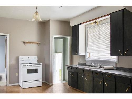 4916 48 Street, Lougheed, AB - Indoor Photo Showing Kitchen With Double Sink