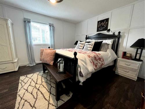 197 433042 Range Road 221, Rural Ponoka County, AB - Indoor Photo Showing Bedroom
