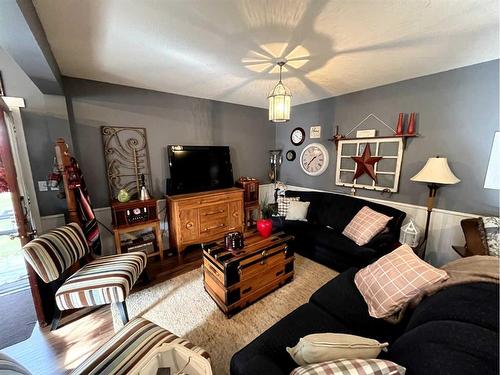 197 433042 Range Road 221, Rural Ponoka County, AB - Indoor Photo Showing Living Room