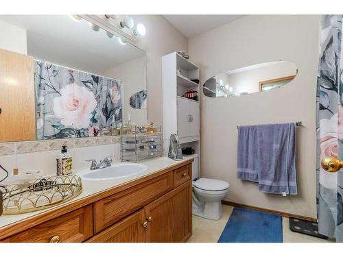 49 Amer Close, Red Deer, AB - Indoor Photo Showing Bathroom