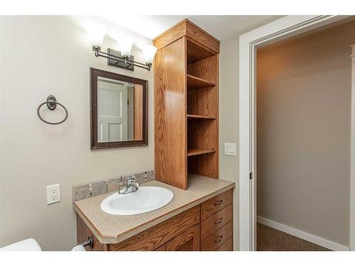 7004 Cobb Street, Lacombe, AB - Indoor Photo Showing Bathroom