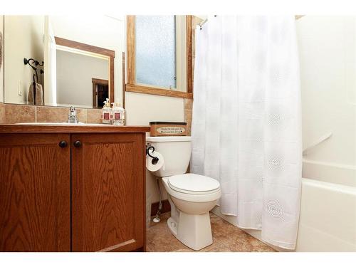 7028 Cobb Street, Lacombe, AB - Indoor Photo Showing Bathroom