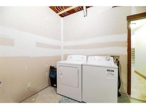 7028 Cobb Street, Lacombe, AB - Indoor Photo Showing Laundry Room