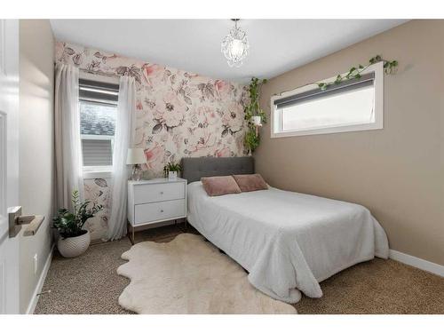 95 Vancouver Crescent, Red Deer, AB - Indoor Photo Showing Bedroom