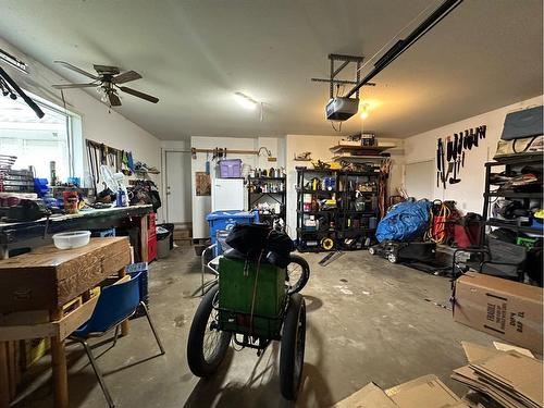 920 4 Avenue Se, Three Hills, AB - Indoor Photo Showing Garage