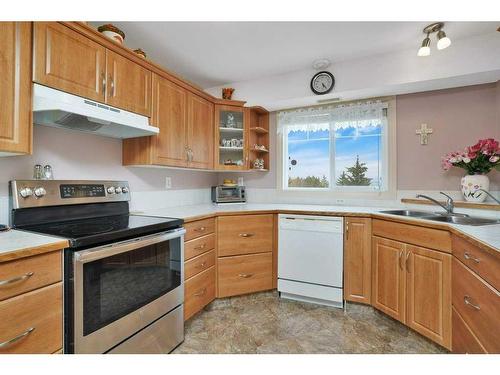 306-4425 Heritage Drive, Lacombe, AB - Indoor Photo Showing Kitchen With Double Sink