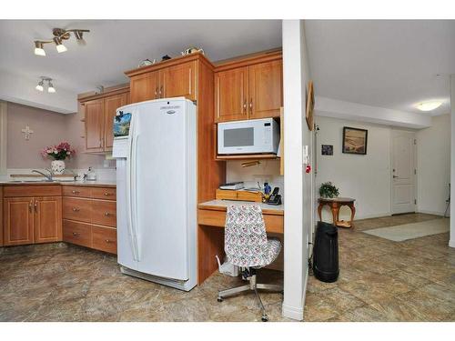 306-4425 Heritage Drive, Lacombe, AB - Indoor Photo Showing Kitchen