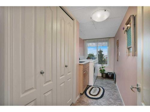 306-4425 Heritage Drive, Lacombe, AB - Indoor Photo Showing Bathroom