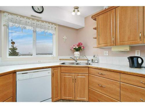 306-4425 Heritage Drive, Lacombe, AB - Indoor Photo Showing Kitchen With Double Sink