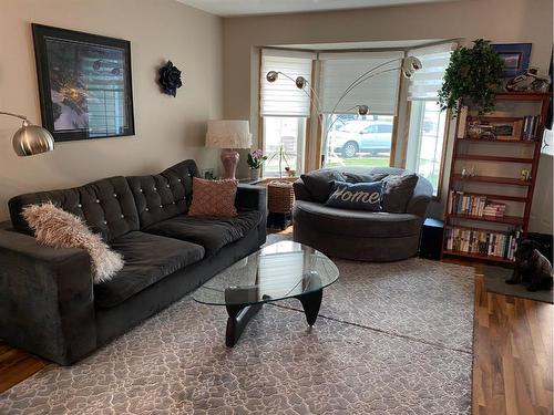 4616 48A Avenue, Sylvan Lake, AB - Indoor Photo Showing Living Room