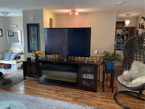 4616 48A Avenue, Sylvan Lake, AB - Indoor Photo Showing Living Room