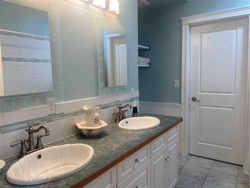 324 461032 Hwy 13, Rural Wetaskiwin No. 10, County Of, AB - Indoor Photo Showing Bathroom