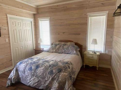 324 461032 Hwy 13, Rural Wetaskiwin No. 10, County Of, AB - Indoor Photo Showing Bedroom
