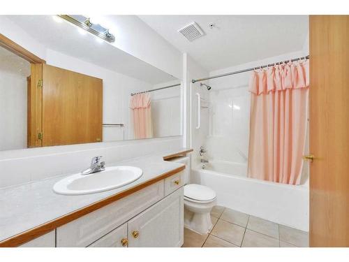 236-4512 52 Avenue, Red Deer, AB - Indoor Photo Showing Bathroom