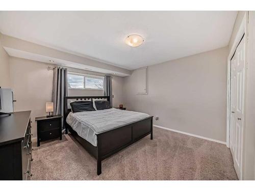 5413 58 Avenue Close, Ponoka, AB - Indoor Photo Showing Bedroom