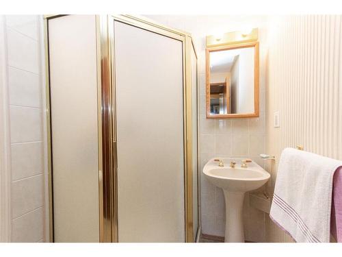 3501 39 Street, Red Deer, AB - Indoor Photo Showing Bathroom