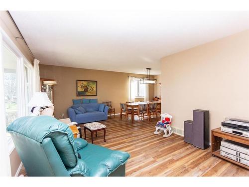 3501 39 Street, Red Deer, AB - Indoor Photo Showing Living Room