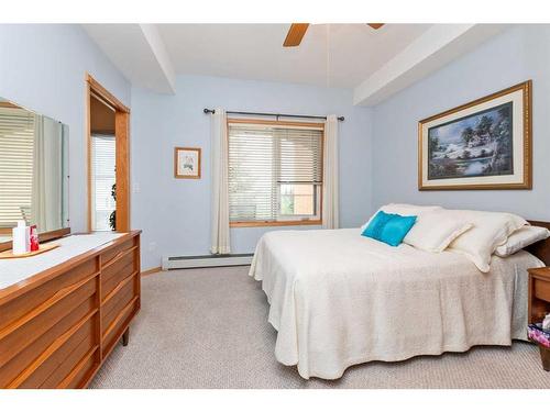 424-5300 48 Street, Red Deer, AB - Indoor Photo Showing Bedroom