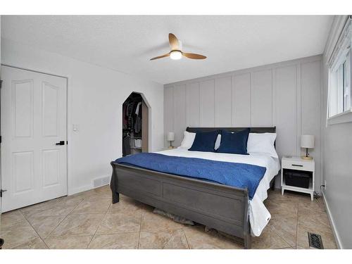 32 Newlands Avenue, Red Deer, AB - Indoor Photo Showing Bedroom