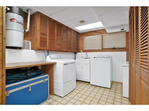 32 Newlands Avenue, Red Deer, AB - Indoor Photo Showing Laundry Room