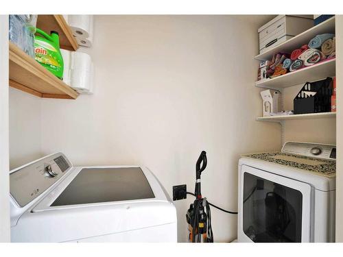 101 Old Boomer Road, Sylvan Lake, AB - Indoor Photo Showing Laundry Room