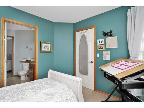 101 Old Boomer Road, Sylvan Lake, AB - Indoor Photo Showing Bedroom